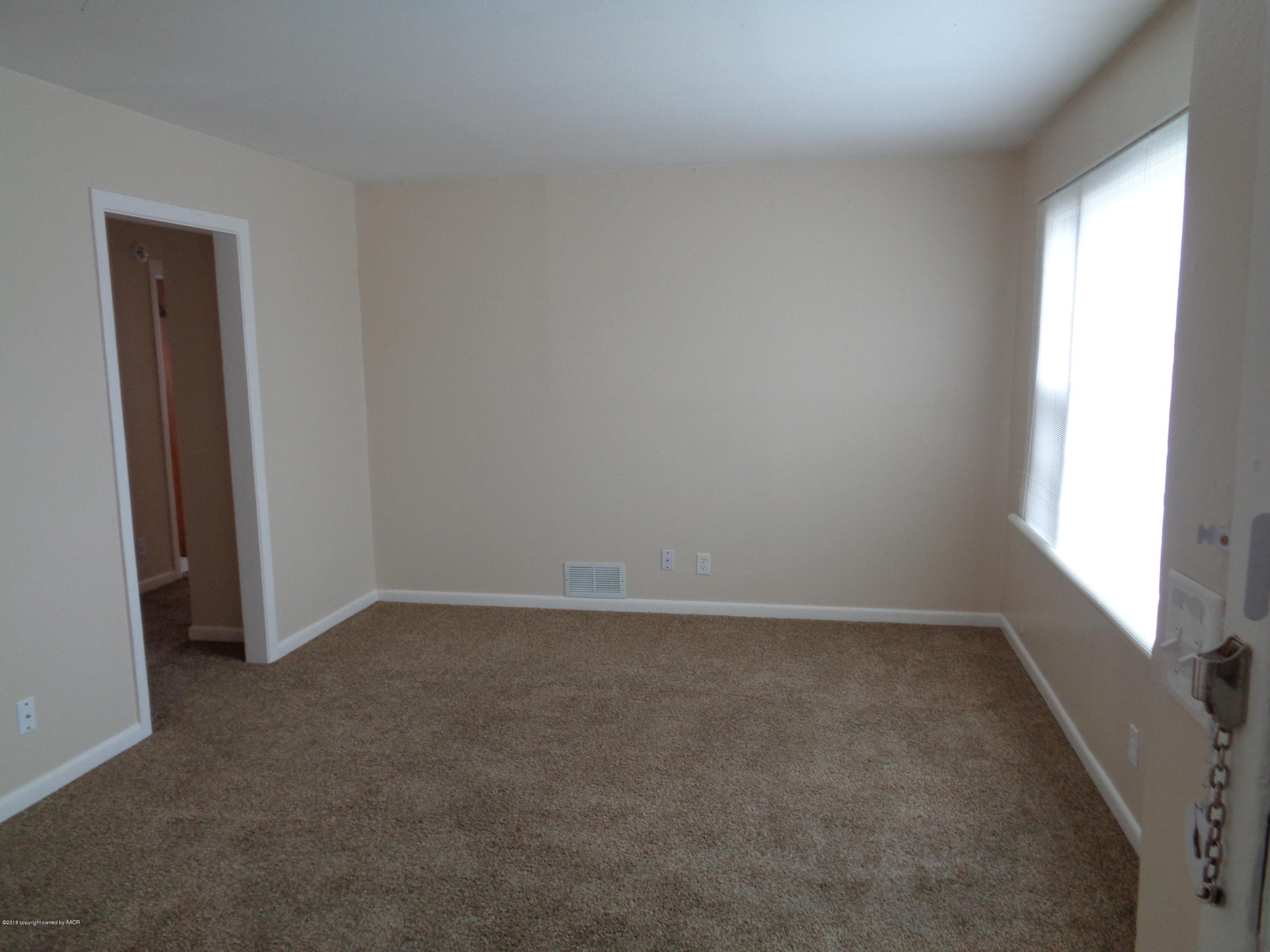 4227 South Washington Street Amarillo, TX 79110 - Photo 2 of 14 Living Room