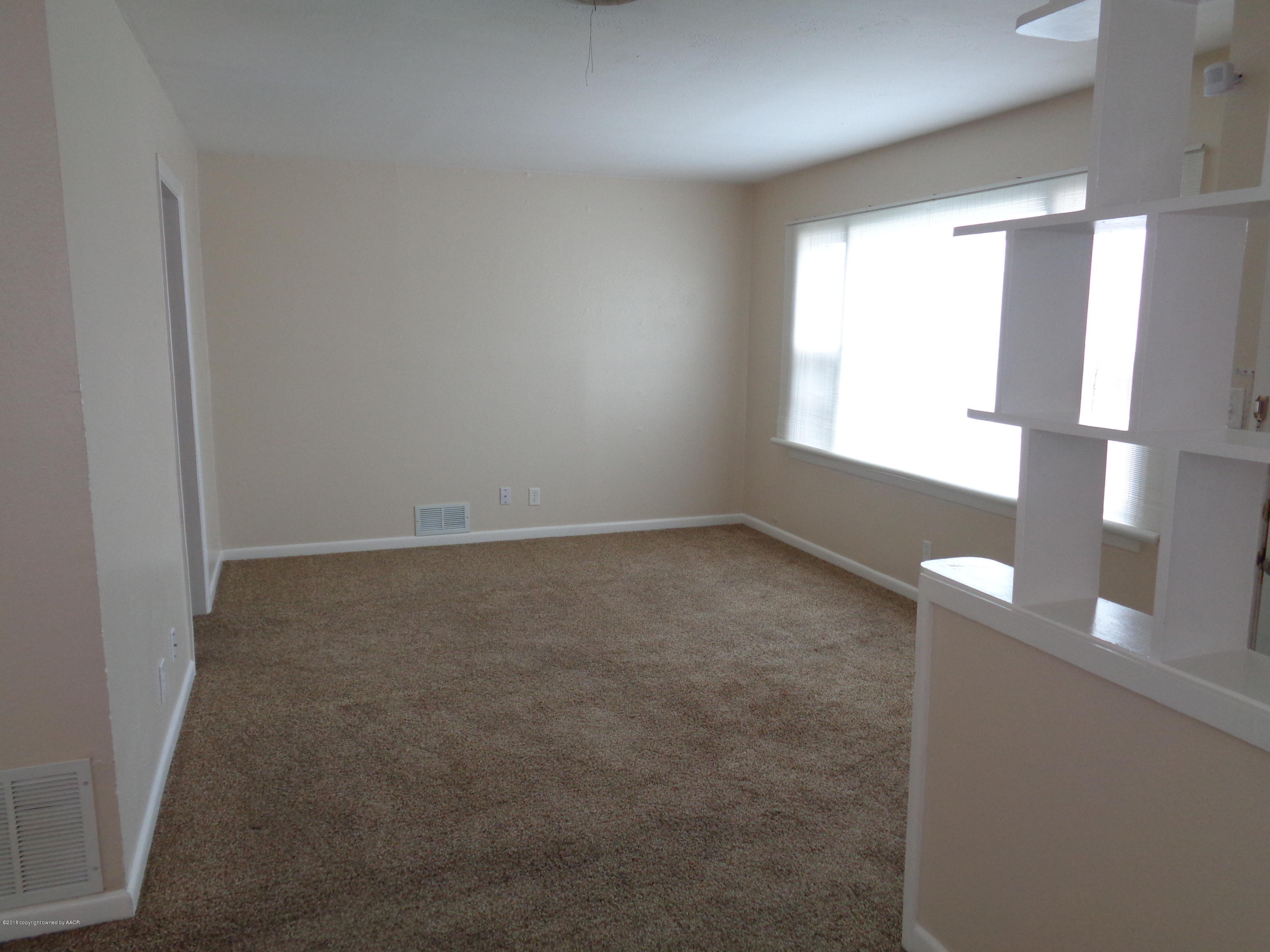 4227 South Washington Street Amarillo, TX 79110 - Photo 3 of 14 Living Room