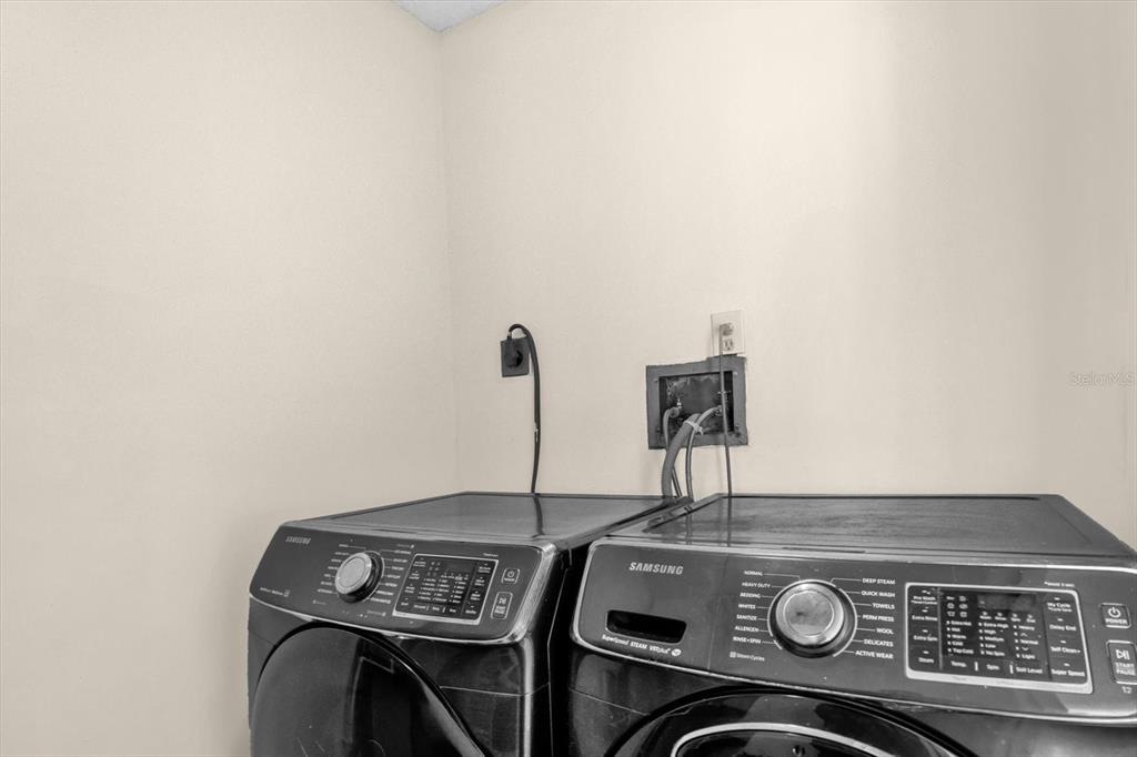 1121 Spring Meadow Drive, Unit 11221 Kissimmee, FL 34741 - Photo 18 of 28 a close view of stove