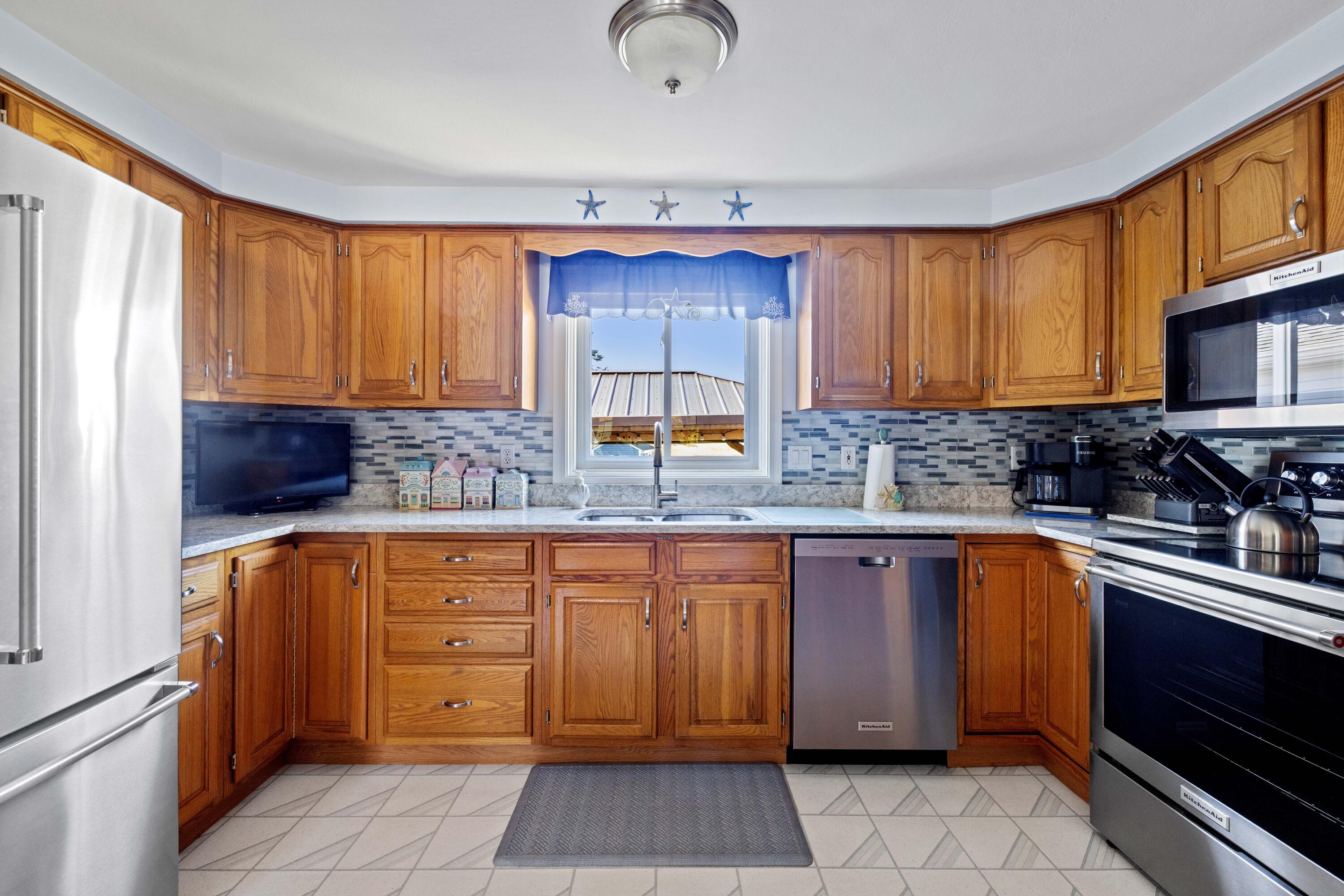8 Indian Ridge Drive Biddeford, ME 04005 - Photo 18 of 47 Kitchen