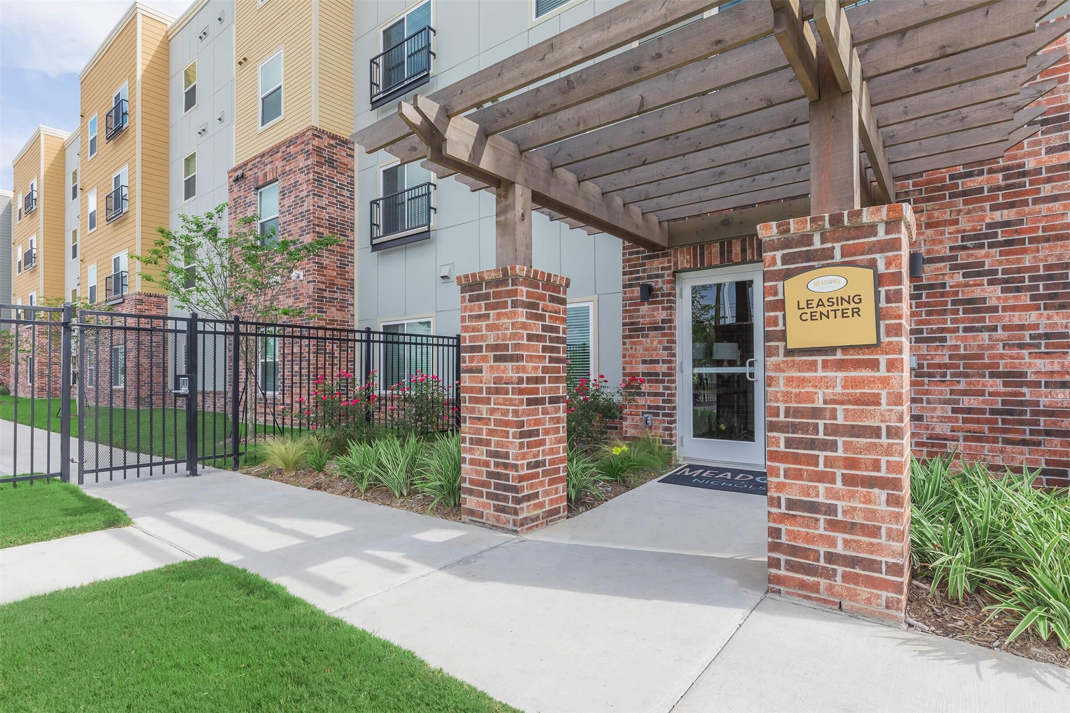 11777 Nicholson Drive Baton Rouge, LA 70810 - Photo 6 of 24 a view of a pathway with a wooden fence