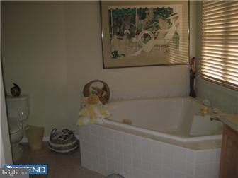 12 Chrissy Way Sicklerville, NJ 08081 - Photo 11 of 12 Bathroom