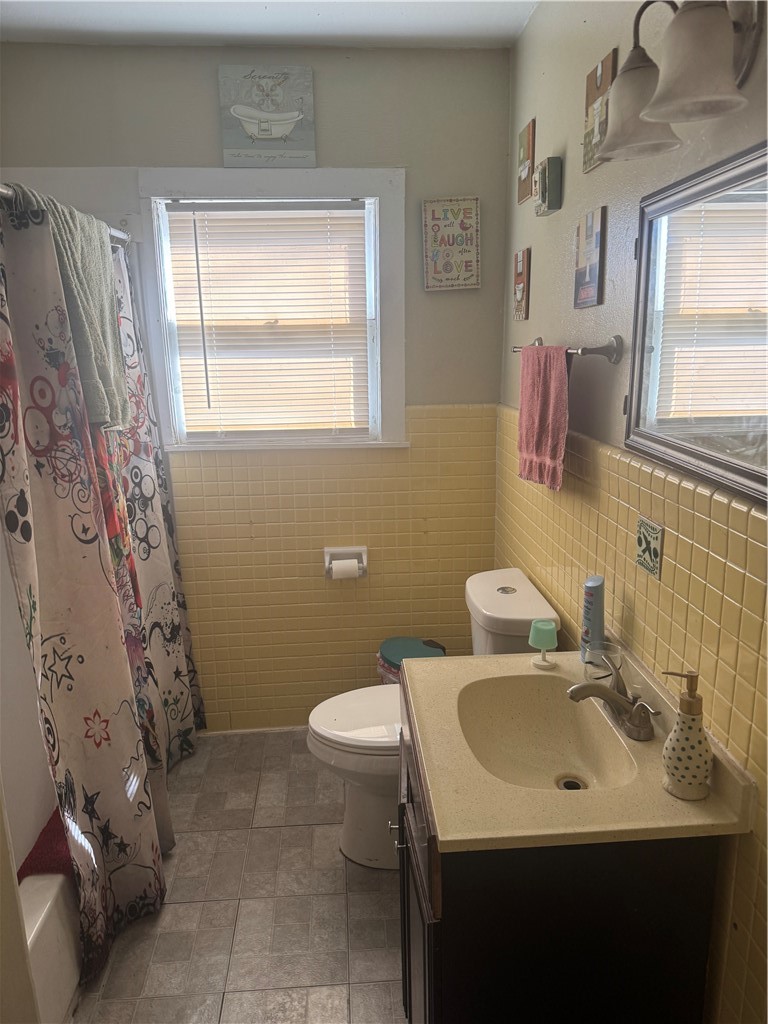 10420 6th Street Pettus, TX 78146 - Photo 20 of 30 a bathroom with a sink a toilet and a mirror