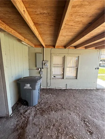 a view of back yard of the house