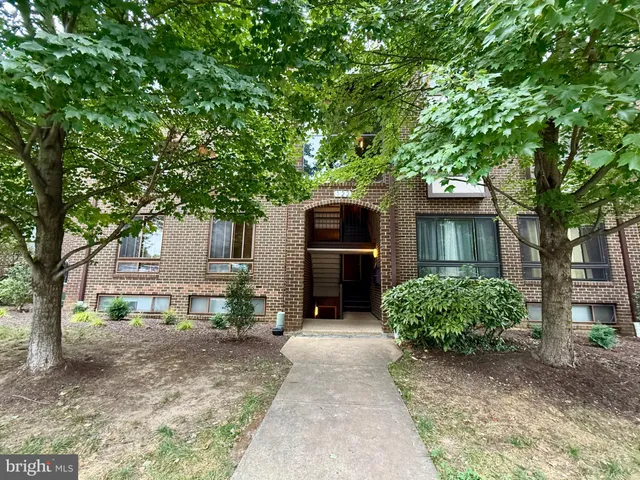 $2,400 | 122 Roberts Lane, Unit 400, Alexandria, VA 22314