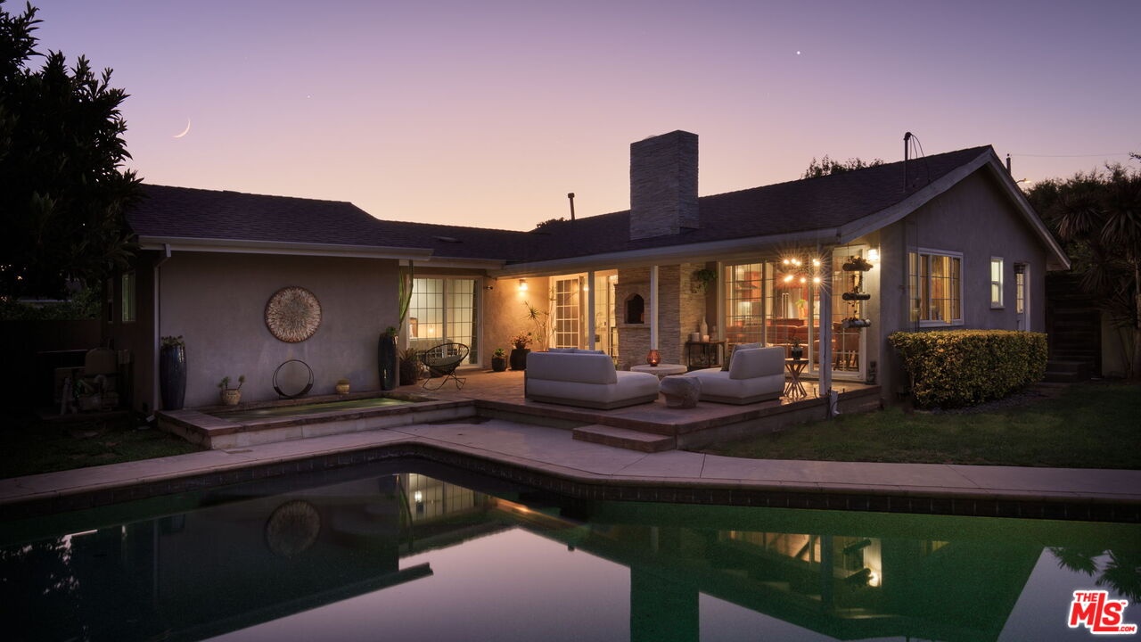 12416 Aneta Street Los Angeles, CA 90066 - Photo 19 of 22 a living room with furniture