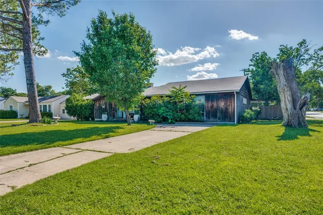 a view of a house with a yard
