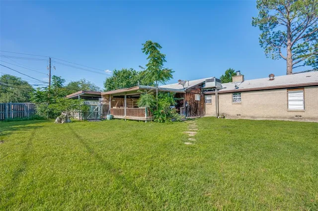 a view of a house with a backyard