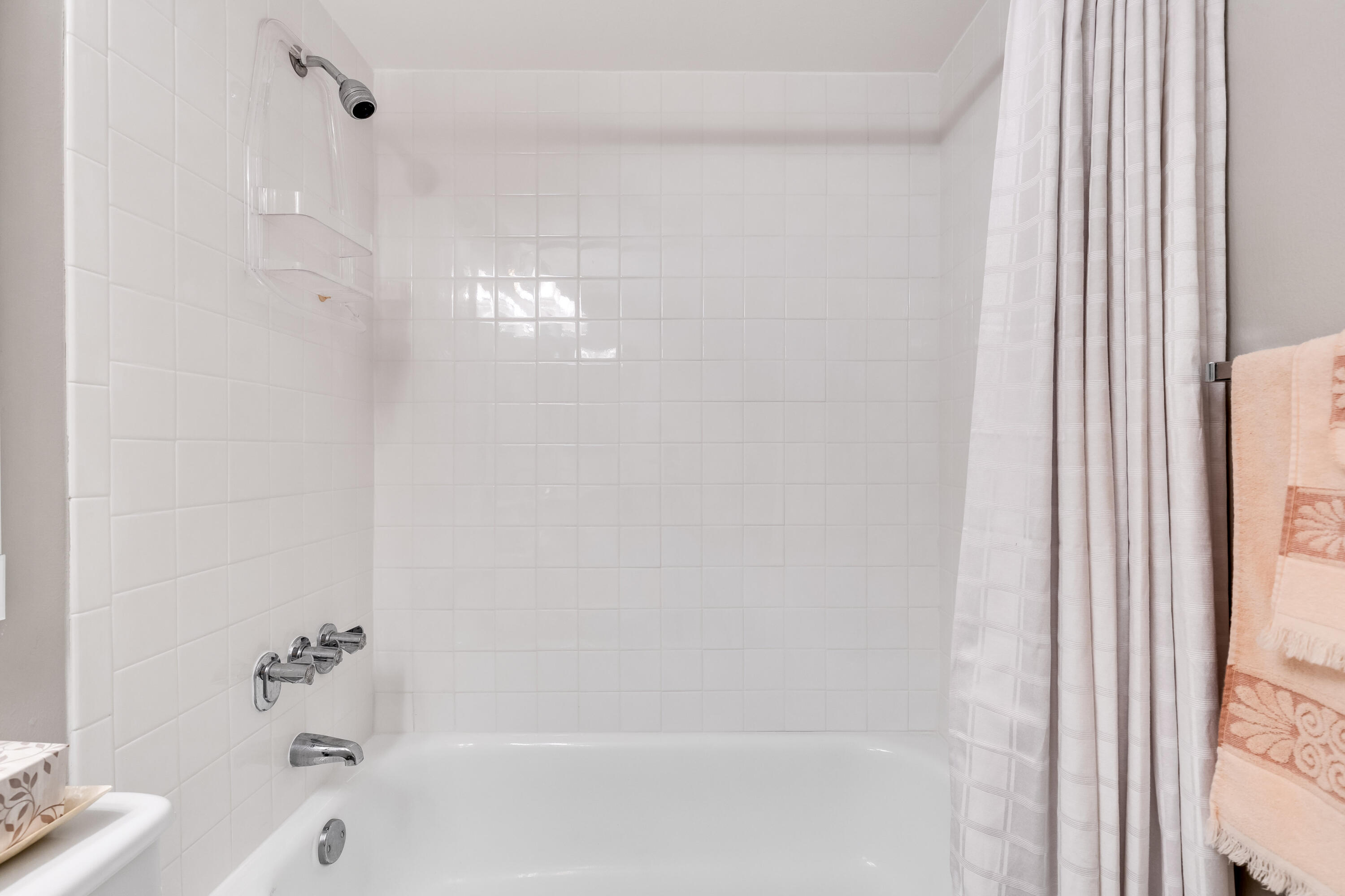 122 Lake Pine Circle, Unit B1 Greenacres, FL 33463 - Photo 29 of 36 a bathroom with a bathtub