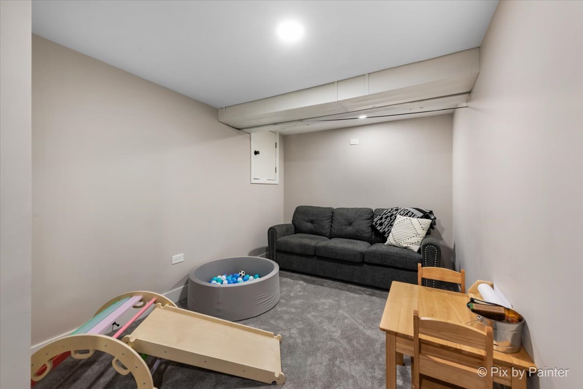 906 Edward Street Wheeling, IL 60090 - Photo 27 of 34 a living room with furniture