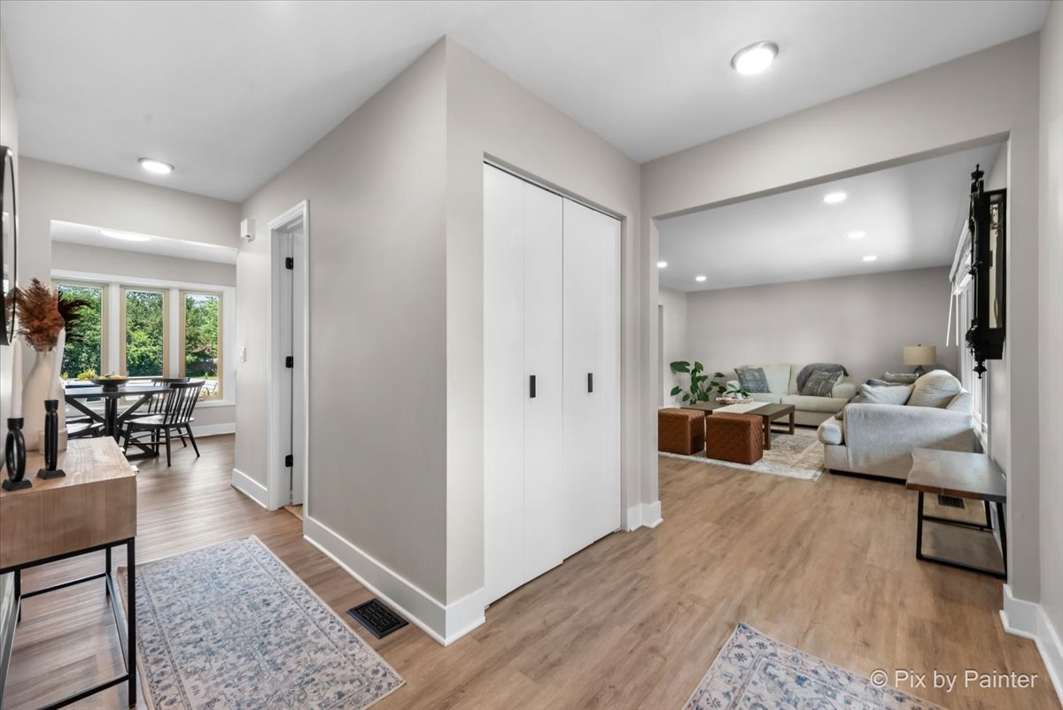906 Edward Street Wheeling, IL 60090 - Photo 4 of 34 a living room with furniture