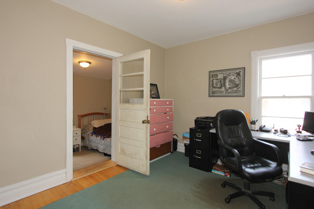 311 South Ridgeland Avenue Oak Park, IL 60302 - Photo 18 of 25 a room with furniture and a window