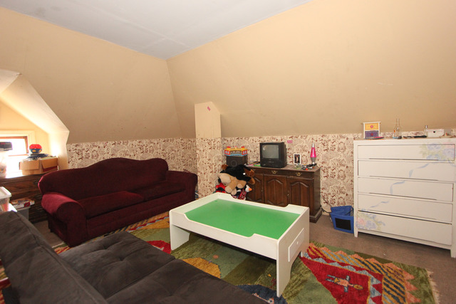 311 South Ridgeland Avenue Oak Park, IL 60302 - Photo 21 of 25 a living room with furniture and a lamp
