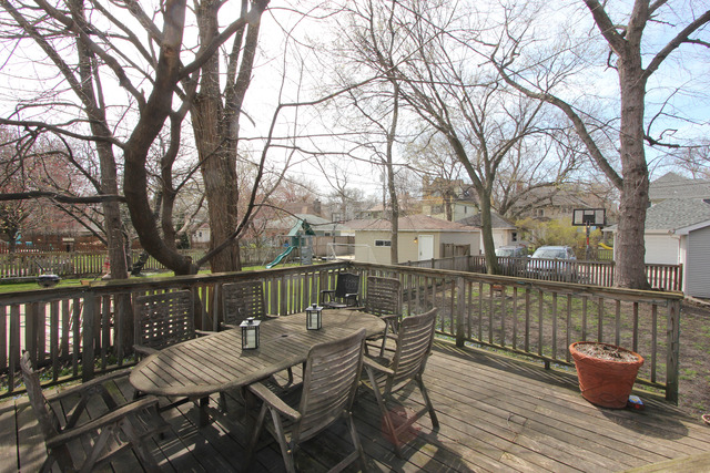 311 South Ridgeland Avenue Oak Park, IL 60302 - Photo 23 of 25 a view of a deck with mountain view and wooden floor
