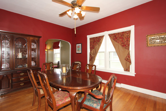 311 South Ridgeland Avenue Oak Park, IL 60302 - Photo 8 of 25 a dining room with furniture and window