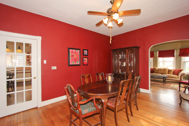 311 South Ridgeland Avenue Oak Park, IL 60302 - Photo 9 of 25 a dining room with furniture and window