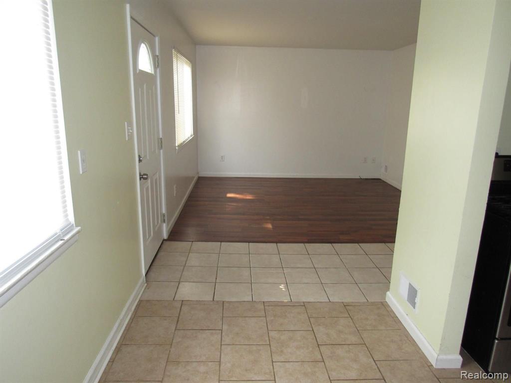 821 Kettering Avenue Pontiac, MI 48340 - Photo 8 of 18
