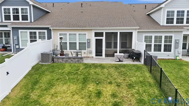 a view of a back yard