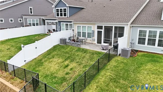 a view of a dinning table and chairs in patio
