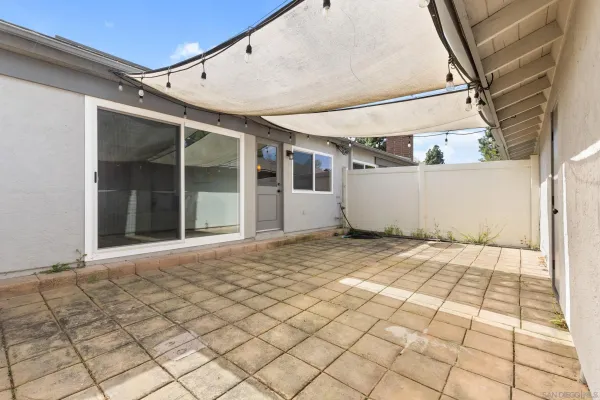 a view of backyard of the house