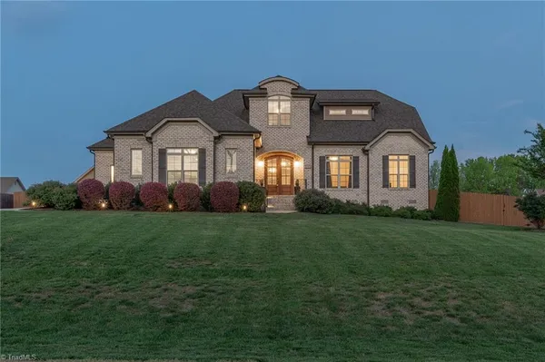 $704,900 | 323 Oak Leaf Drive, Lexington, NC 27295