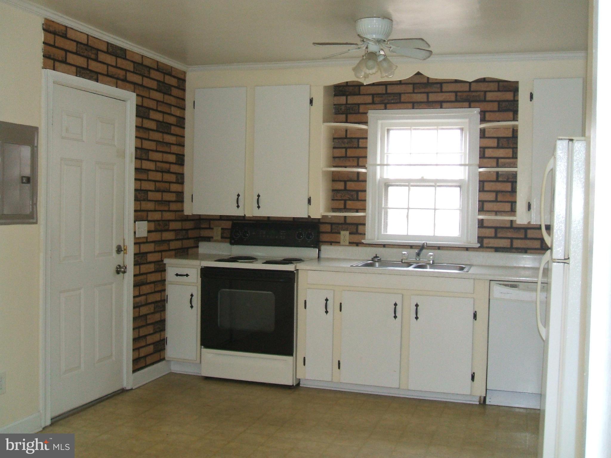 11 Blair Road Fredericksburg, VA 22405 - Photo 4 of 8 Kitchen with door to backyard