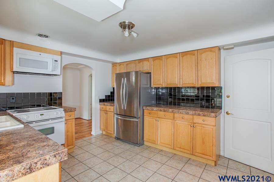 4565 Hazelgreen Road Northeast Salem, OR 97305 - Photo 18 of 42 Gallery Image 18