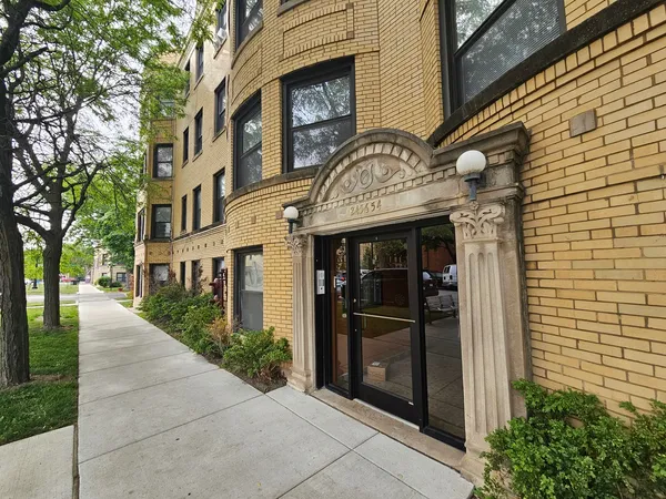 $1,595 | 2456 West Catalpa Avenue, Unit 2, Chicago, IL 60625