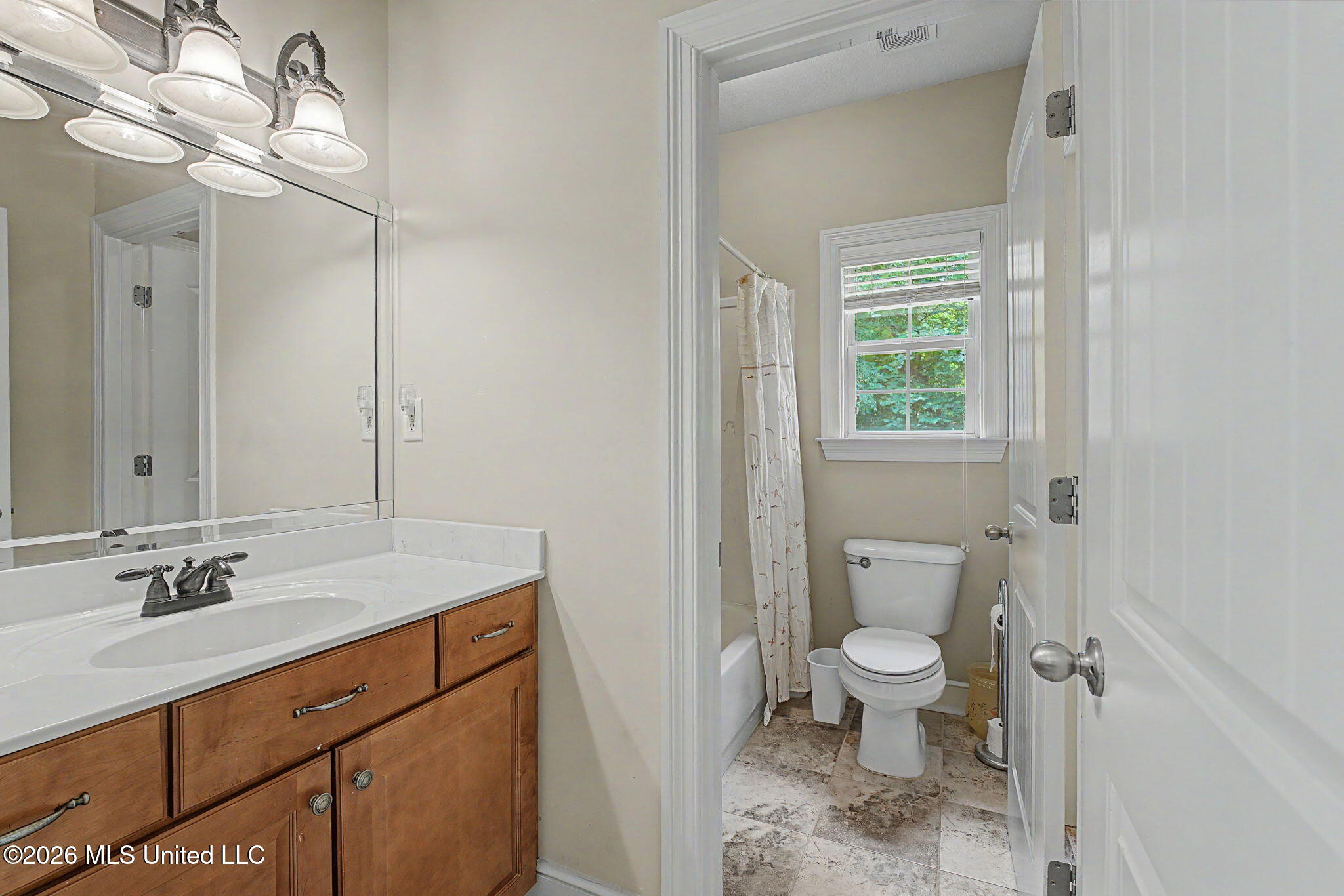 8 Crockett Loop Hernando, MS 38632 - Photo 27 of 50 Jack-n-Jill Bath