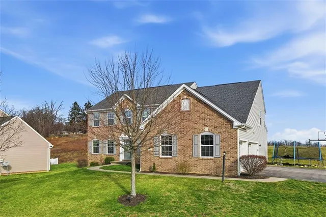 a view of a house with backyard
