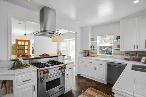 $2,690,000 | 424 South Meadows Avenue, Manhattan Beach, CA 90266