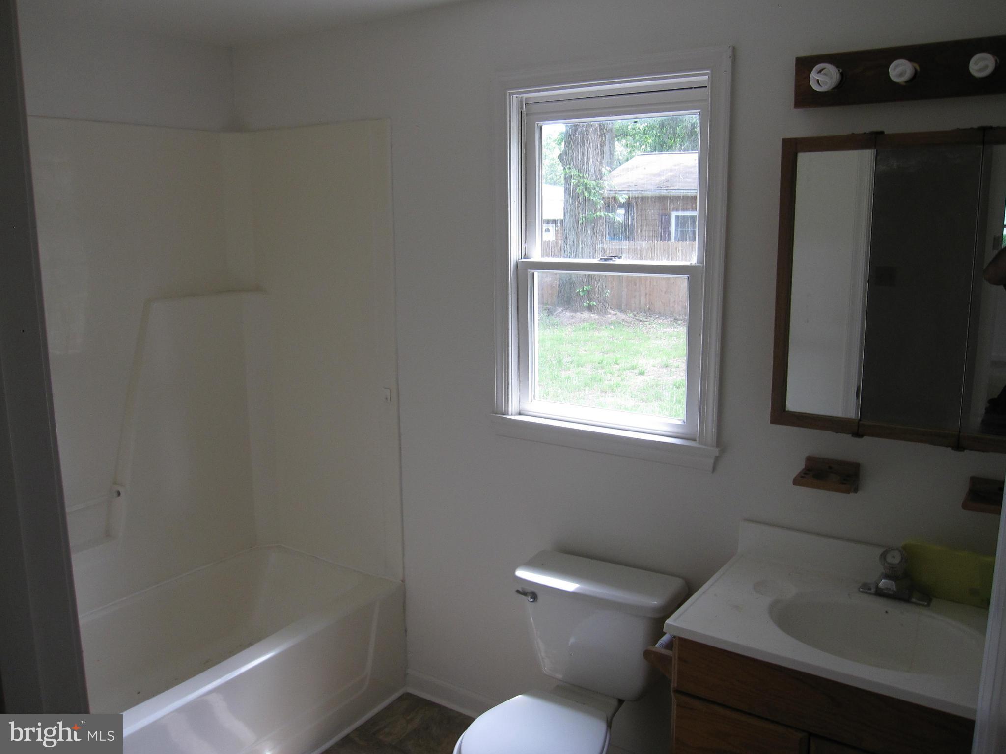 7809 Elizabeth Road Pasadena, MD 21122 - Photo 10 of 15 Bath