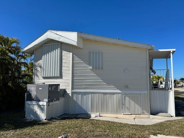 19681 Summerlin Road, Unit J197 Fort Myers, FL 33908 - Photo 2 of 22 a front view of a house with a yard