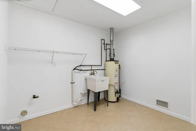 a view of entryway with workspace