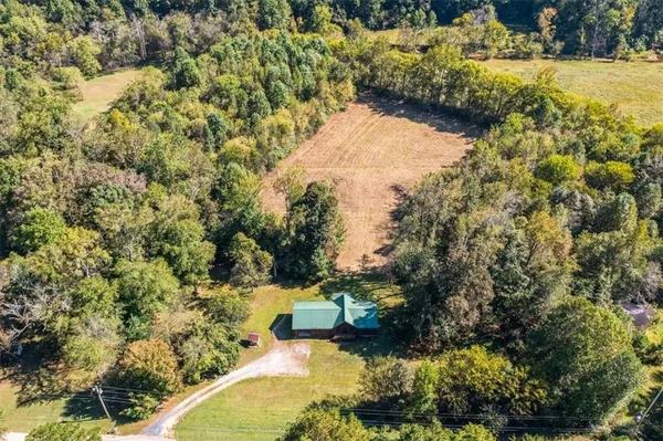 a view of a yard with a house