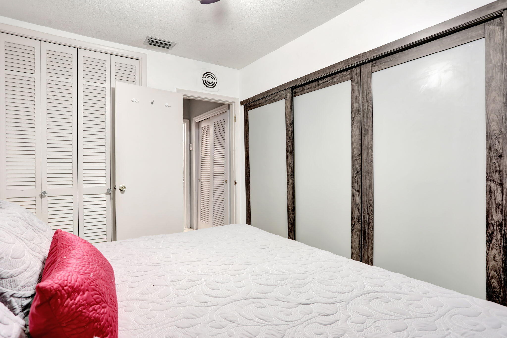 2131 Northeast 42nd Court, Unit 210E Lighthouse Point, FL 33064 - Photo 22 of 26 23-web-or-mls-001L7621