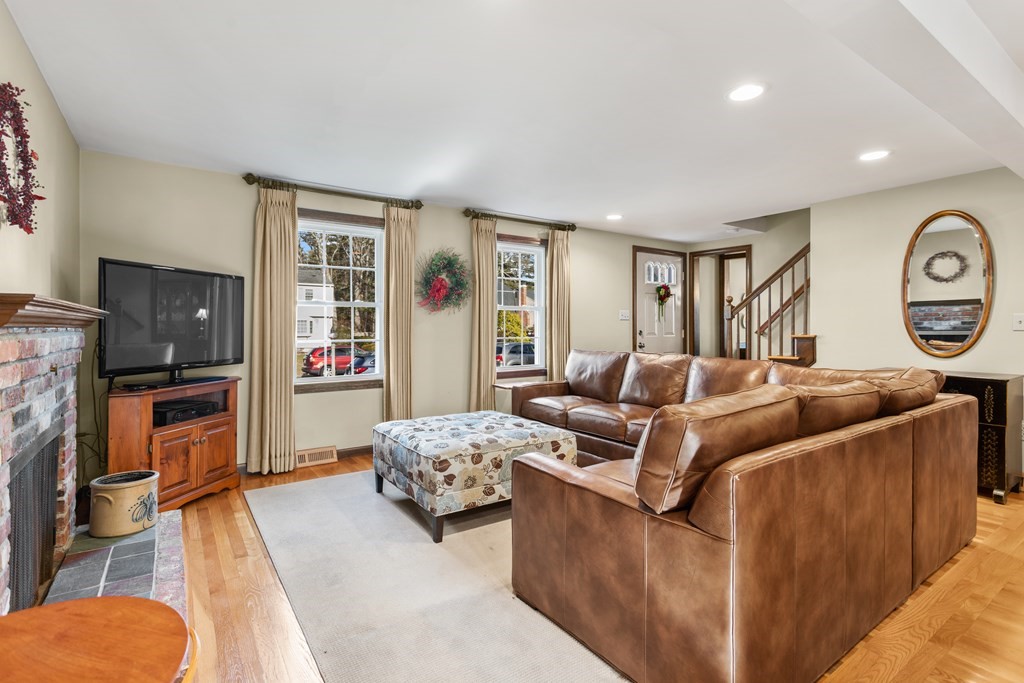41 Old Farm Road Mansfield, MA 02048 - Photo 5 of 25 Gallery Image 5