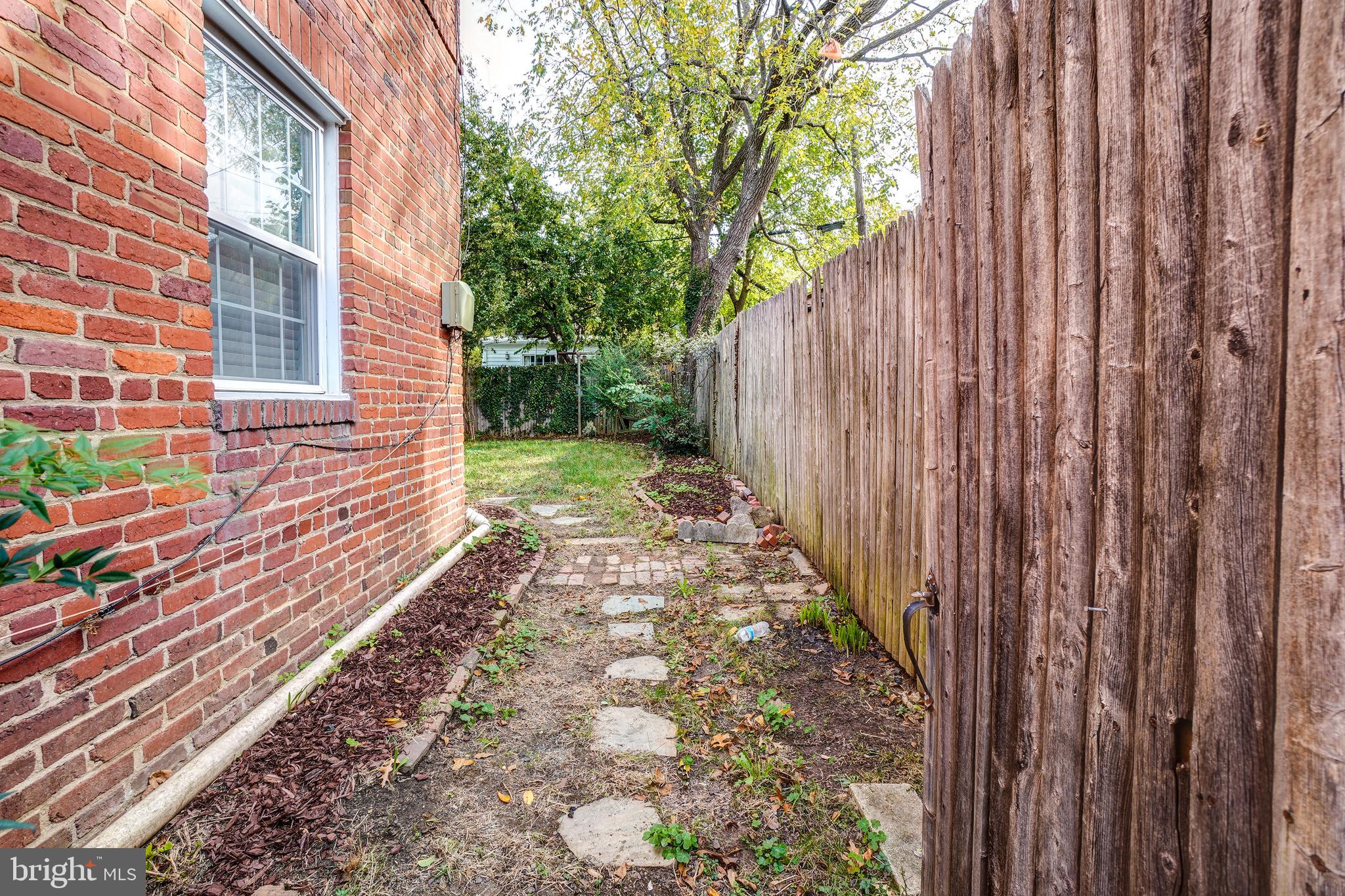 849 South Glebe Road Arlington, VA 22204 - Photo 31 of 45 Fenced side yard