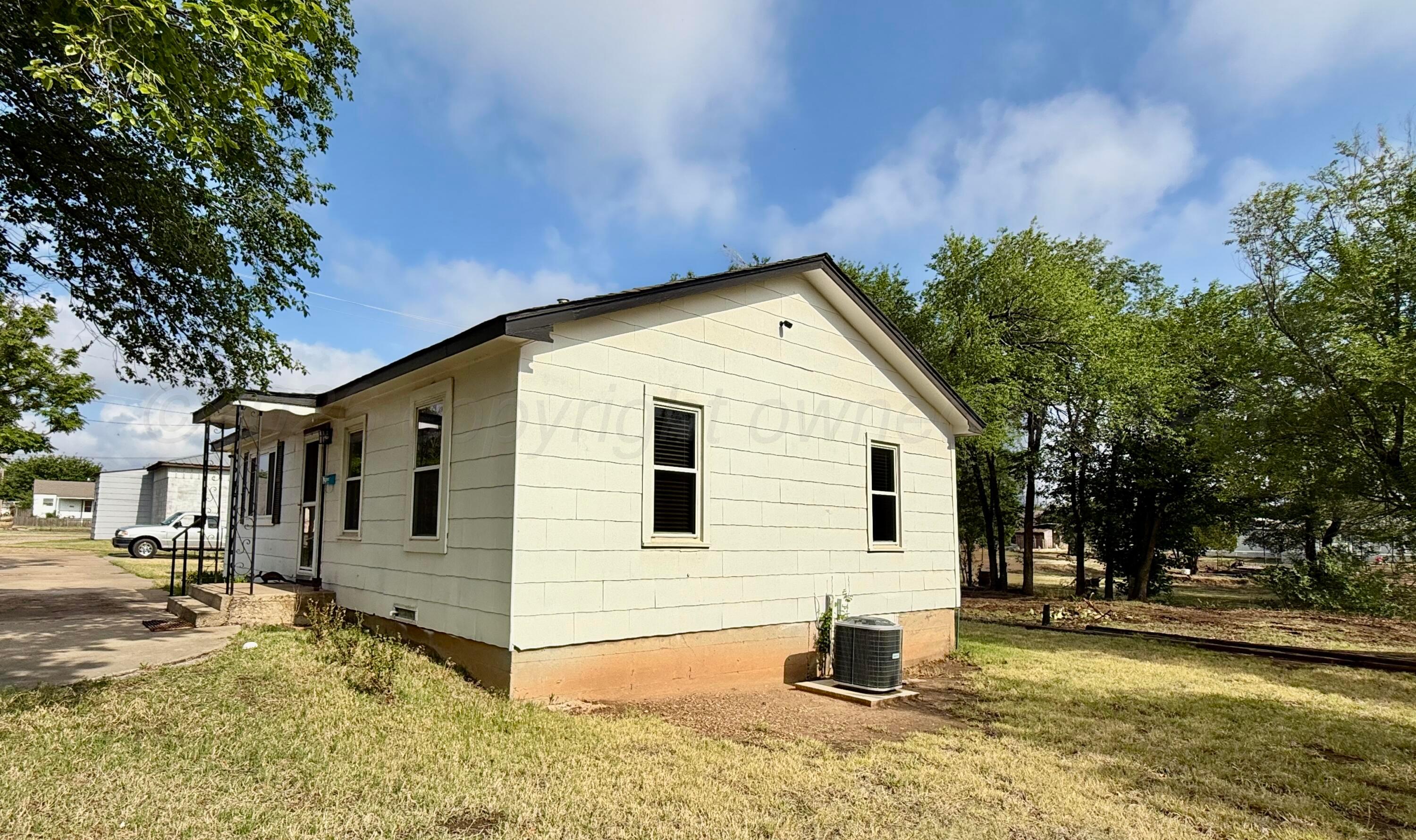 701 Brain Street Borger, TX 79007 - Photo 5 of 18 a view of a outdoor space with a house and tub