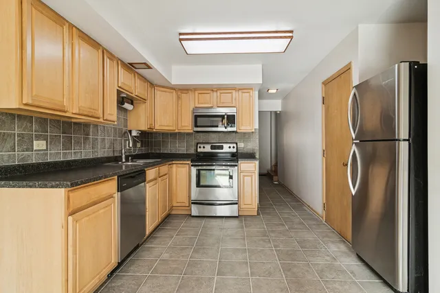 $349,999 | 1533 North Arlington Heights Road, Unit D, Arlington Heights, IL 60004