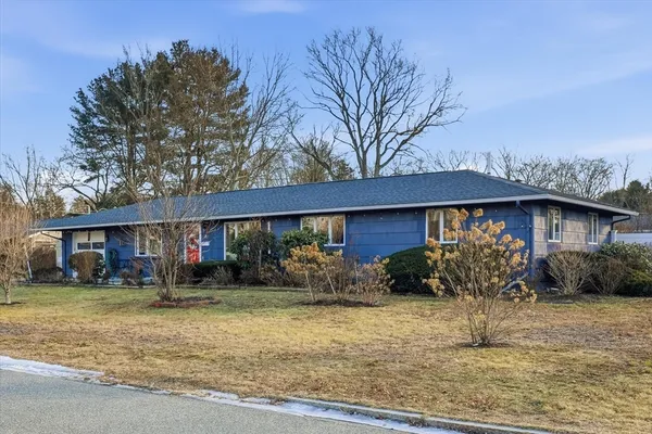 a view of a house with a yard
