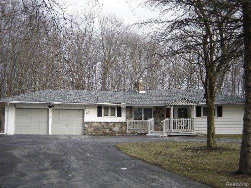 9250 Tower Road South Lyon, MI 48178 - Photo 1 of 13 Homes sits on 4 acres.