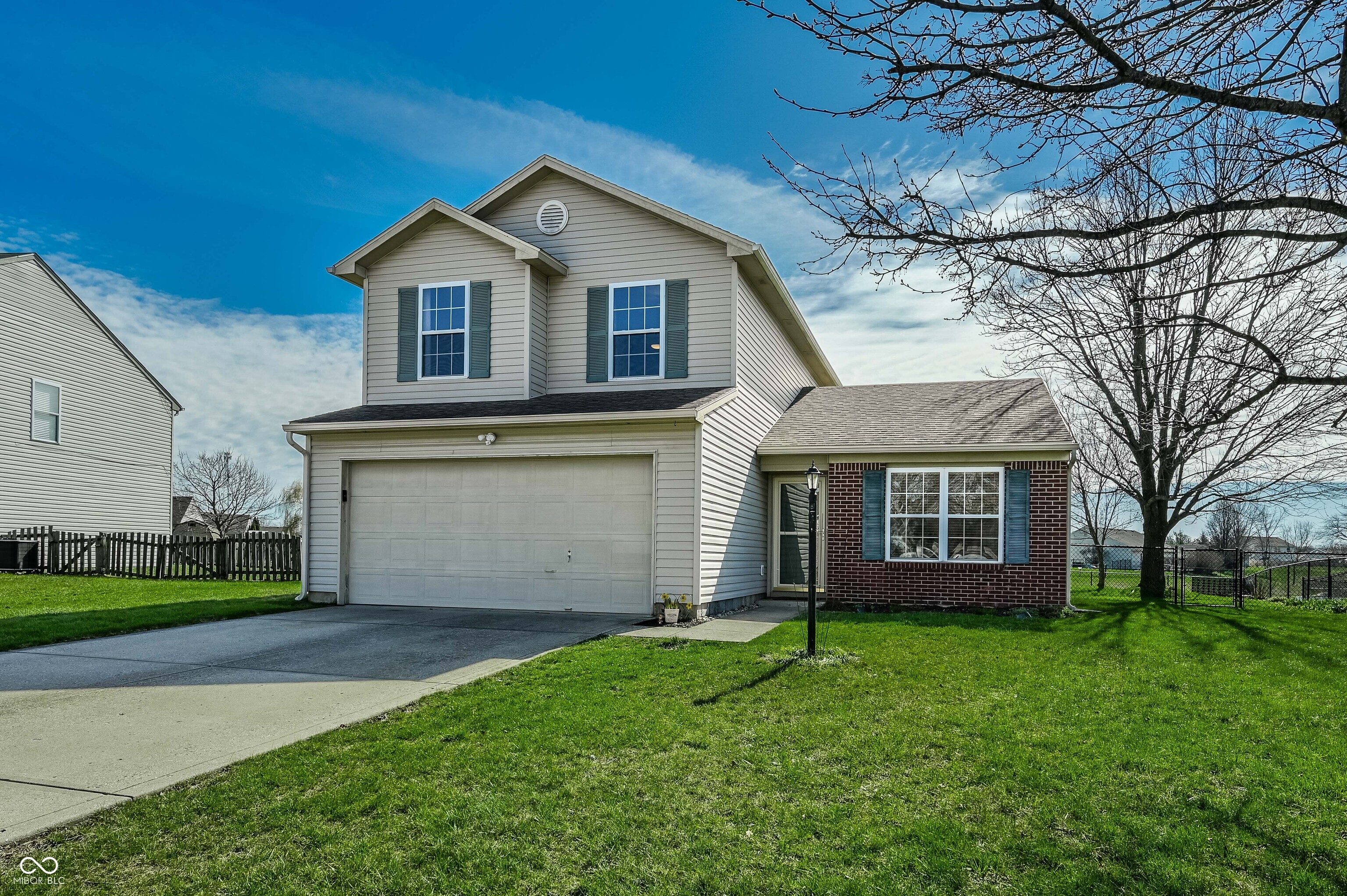 237 Broadmoor Bend Pittsboro, IN 46167 - Photo 2 of 30