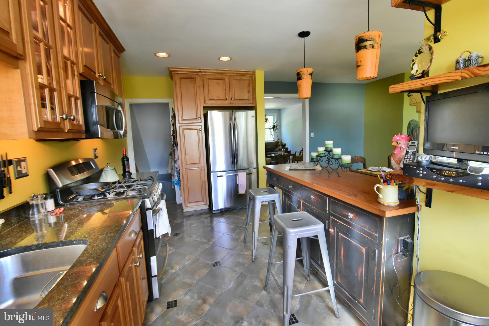 435 Whitfield Road Catonsville, MD 21228 - Photo 8 of 22 S/S appliances,gas range, new in 2009