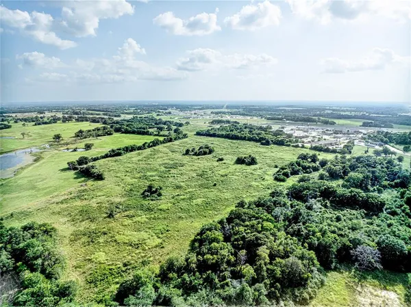 a view of a green field with lots of green space
