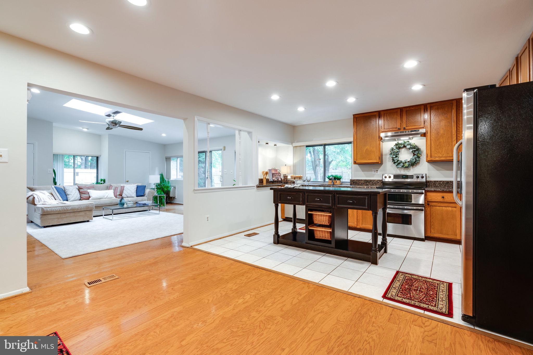 5933 Veranda Drive Springfield, VA 22152 - Photo 7 of 41 OPEN CONCEPT LIVING. KITCHEN ADJOINS 2 LARGE ROOMS