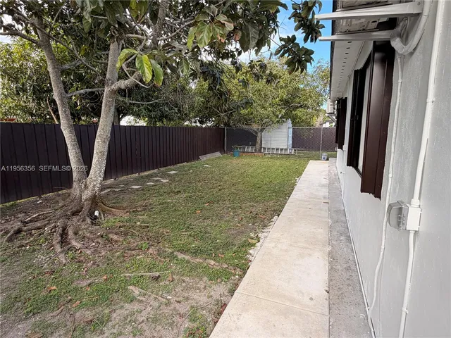 a view of a backyard