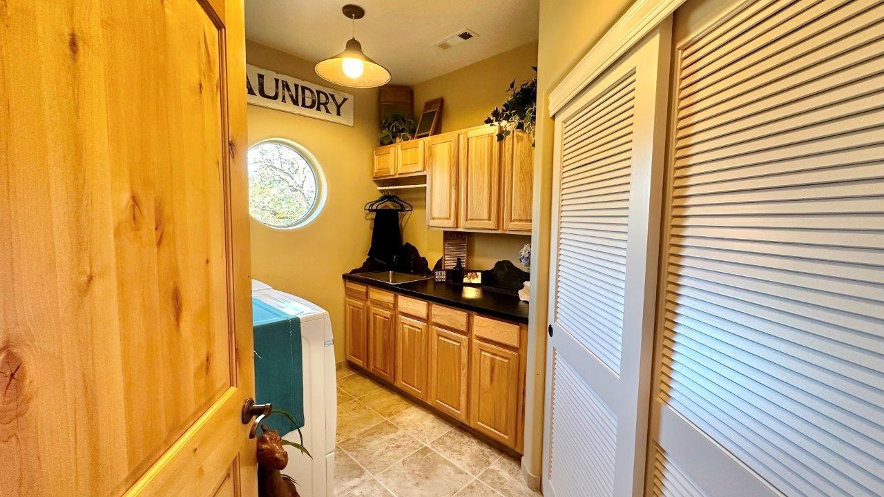 253 Rocky Road Trail, OR 97541 - Photo 52 of 67 Laundry Room