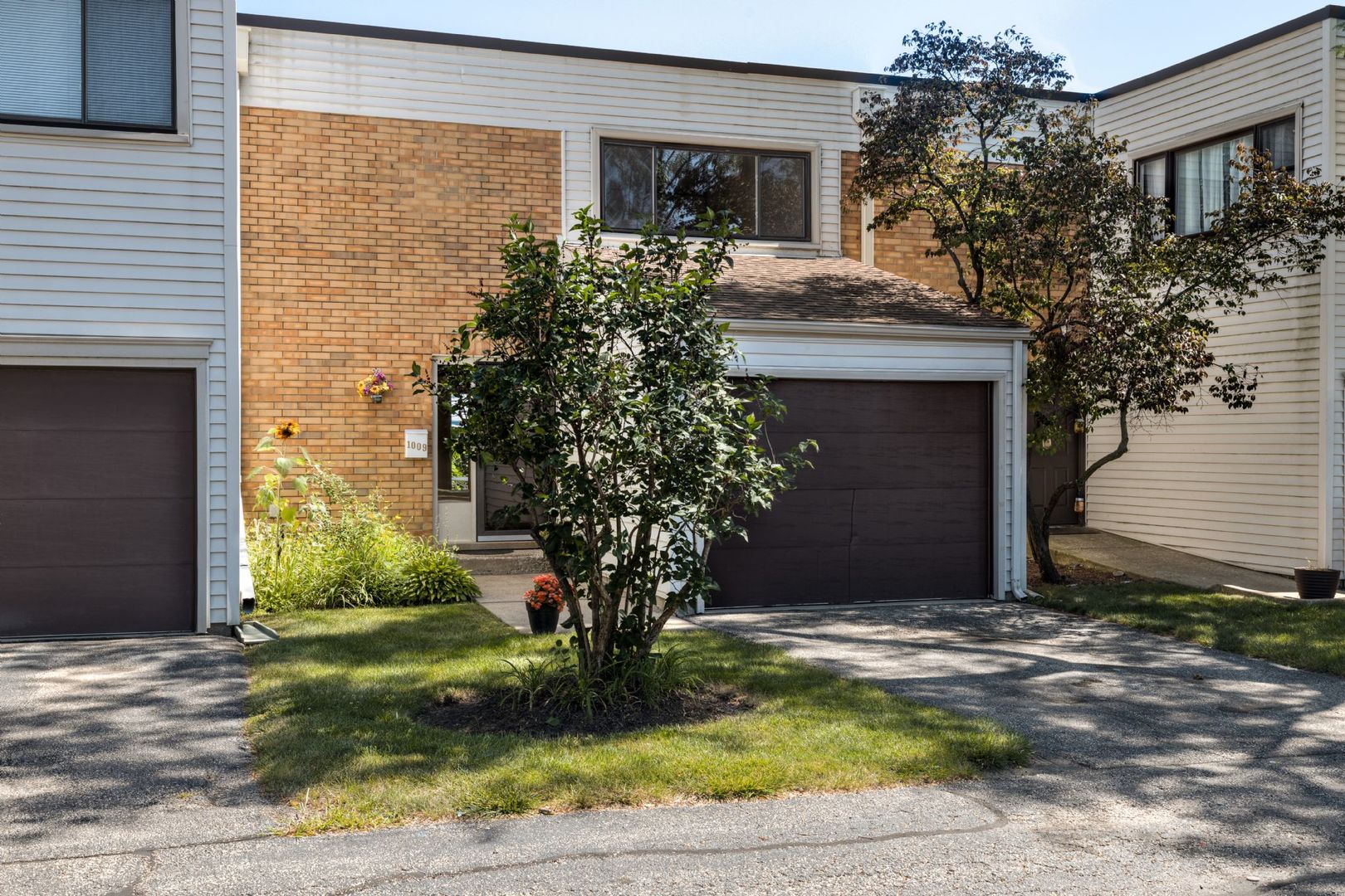 1009 Spring Mill Drive Hoffman Estates, IL 60169 - Photo 2 of 35 a front view of house with yard