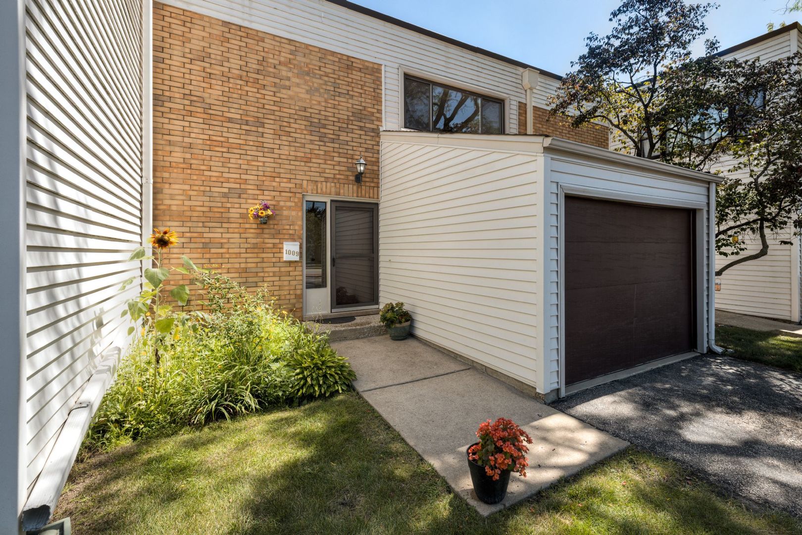 1009 Spring Mill Drive Hoffman Estates, IL 60169 - Photo 3 of 35 a backyard of a house